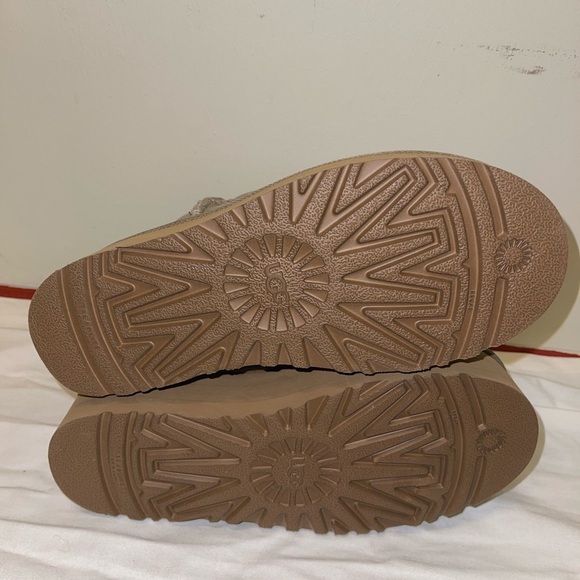 UGG Women's Suede Ankle Boots size 9 - Picture 9 of 9